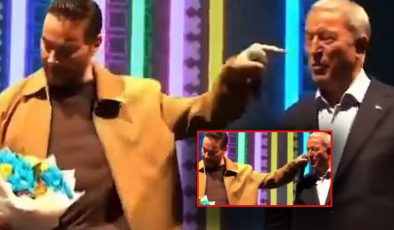 Sinan Akçıl'ın konserinde talihsiz an kamerada: Eli yanlışlıkla Hulusi Akar'ın yüzüne çarptı