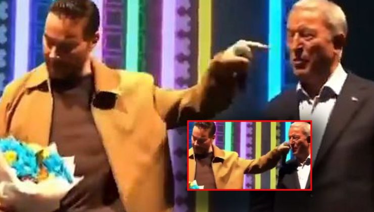 Sinan Akçıl'ın konserinde talihsiz an kamerada: Eli yanlışlıkla Hulusi Akar'ın yüzüne çarptı