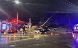 Sinop'ta aydınlatma direğine çarpan otomobildeki 1 kişi öldü, 2 kişi yaralandı