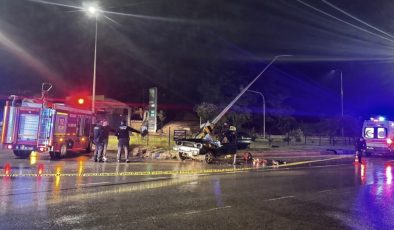 Sinop'ta aydınlatma direğine çarpan otomobildeki 1 kişi öldü, 2 kişi yaralandı