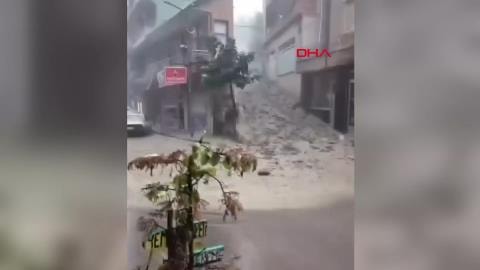 Sinop'ta sağanak alarmı! Cadde ve sokaklar göle döndü, yollara kaya parçaları düştü