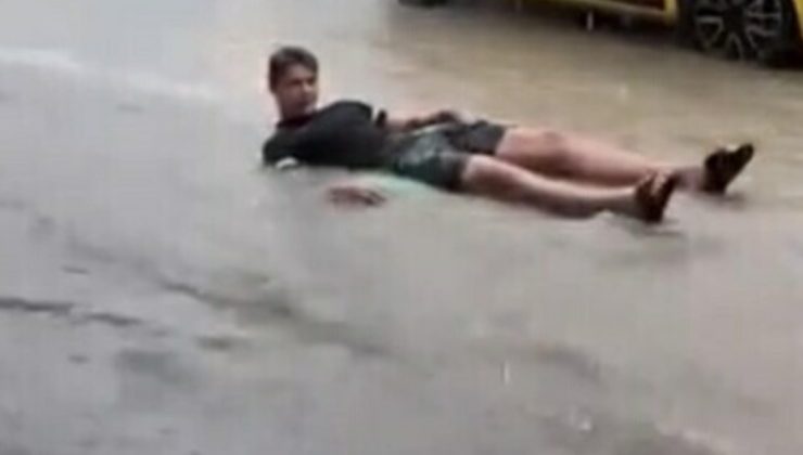 Şişme yataklarla sel sularında yüzdüler