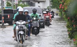 Tayland'ın başkenti Bangkok'ta sel 700 bin kişiyi etkiledi