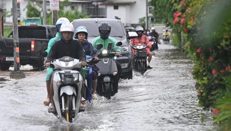 Tayland'ın başkenti Bangkok'ta sel 700 bin kişiyi etkiledi