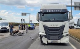TIR ile çarpışan sepetli motosikletin sürücüsü öldü