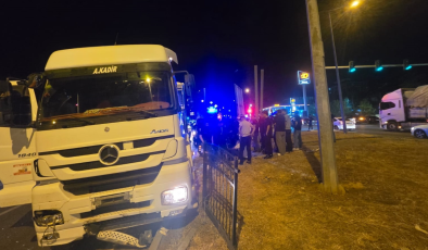 Tır ile otomobil kafa kafaya çarpıştı: Kazada 5 kişi yaralandı