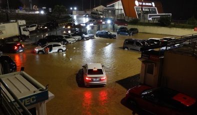 Trabzon’da sağanak hayatı felç etti: Cadde ve sokaklar göle döndü