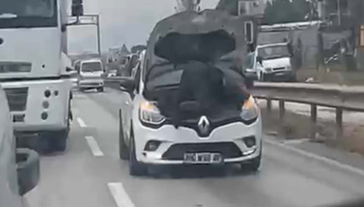 Trafikte akıllara durgunluk veren olay: Seyir halindeki otomobilin motorunu tamir etti