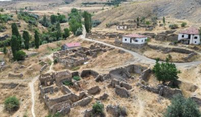 Türkiye’nin hayalet köyü: Koskoca köyde tek başına yaşıyor duyan yanına akın ediyor