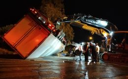 Üzerine tır devrilen 2 kadın hayatını kaybetti