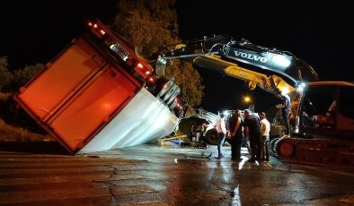 Üzerine tır devrilen 2 kadın hayatını kaybetti