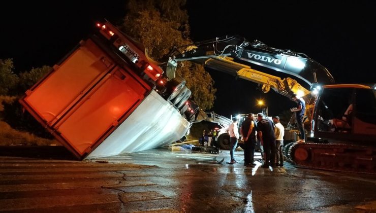 Üzerine tır devrilen 2 kadın hayatını kaybetti