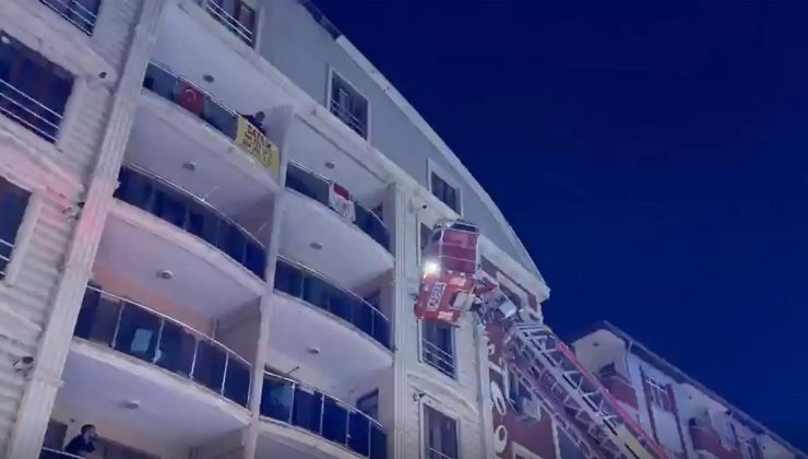 Vatandaşlar merdivenli itfaiye aracıyla tahliye edildi