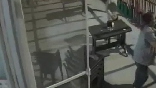 'Terbiyeli olun' uyarısı sonrası dehşeti yaşadılar: Çiftin darbedildiği anlar kamerada