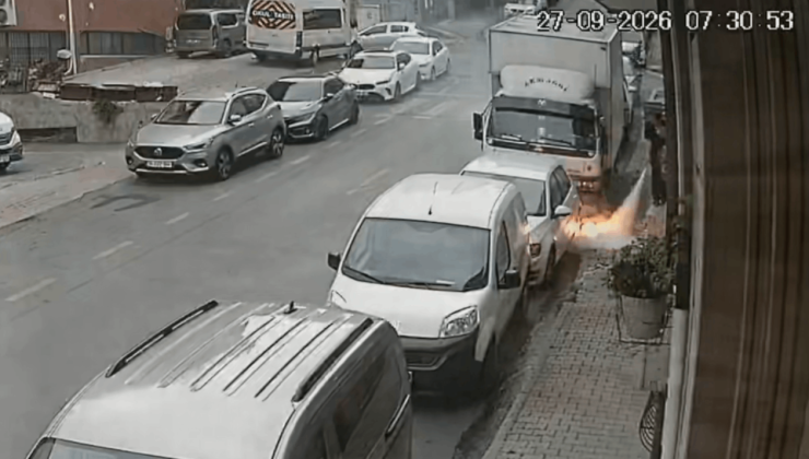 Yer altı kablosu patladı, park halındaki otomobil alevler içinde kaldı
