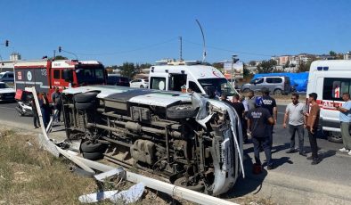 Yolcu otobüsü direğe çarptı: 1'i bebek 3 çocuk yaralandı