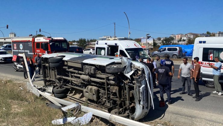 Yolcu otobüsü direğe çarptı: 1'i bebek 3 çocuk yaralandı