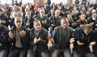 20 günlük nöbet çare olmadı: Camide toplanıp hasat duası yaptılar