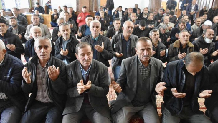 20 günlük nöbet çare olmadı: Camide toplanıp hasat duası yaptılar