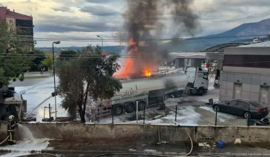 Akaryakıt istasyonunda tanker patladı, yürekler ağza geldi