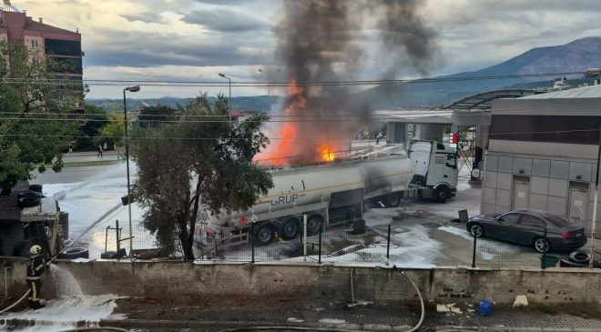 Akaryakıt istasyonunda tanker patladı, yürekler ağza geldi