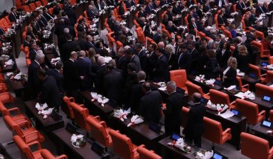 Ayağa kalkmayıp, çıktılar
