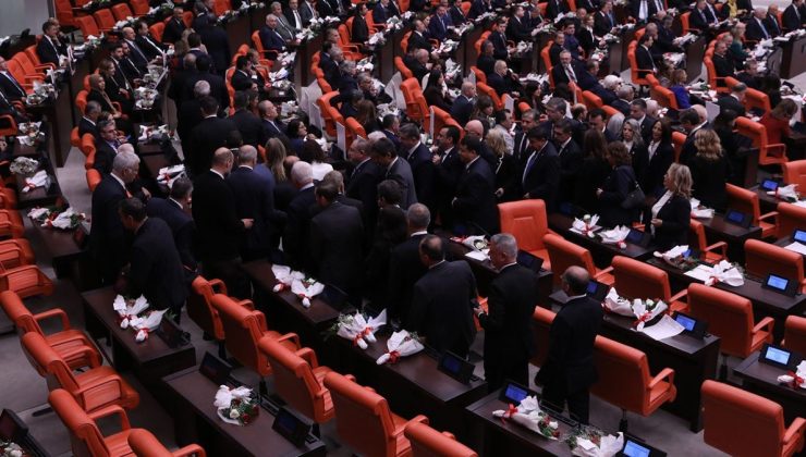 Ayağa kalkmayıp, çıktılar