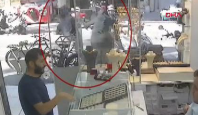 Çantasını alıp kaçan şüphelinin peşinden koştu