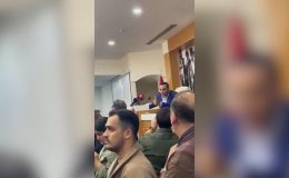 CHP'den AKP'ye geçen belediyenin ilk toplantısında kavga çıktı: Başkana su şişesi fırlatıldı