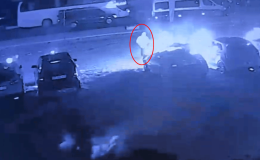 Elinde benzin bidonuyla geldi, galeriye ait 6 otomobili yaktı