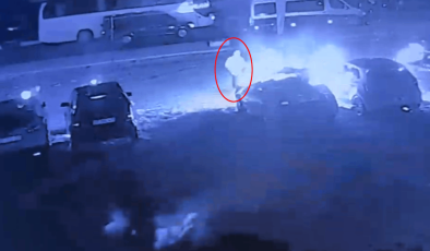 Elinde benzin bidonuyla geldi, galeriye ait 6 otomobili yaktı