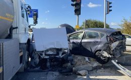 Freni boşalan tanker, ışıkta bekleyen 4 otomobile çarptı