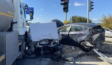 Freni boşalan tanker, ışıkta bekleyen 4 otomobile çarptı