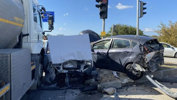 Freni boşalan tanker, ışıkta bekleyen 4 otomobile çarptı