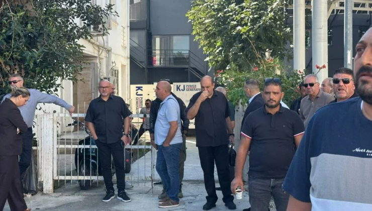Kıb-Tek’te bir günlük grev eyleme dönüştü. El-Sen yöneticileri Barış Tilki’nin binaya girişini engelledi