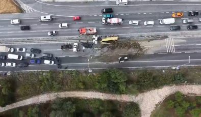 İstanbul'da facianın eşiğinden dönüldü! Hafriyat kamyonu devrildi