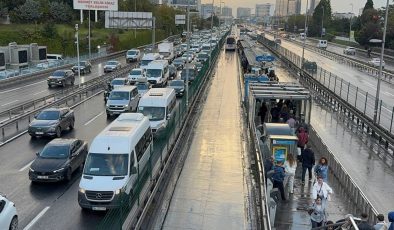 İstanbul'da trafik yoğunluğu: Ana arterlerde araçlar güçlükle ilerliyor