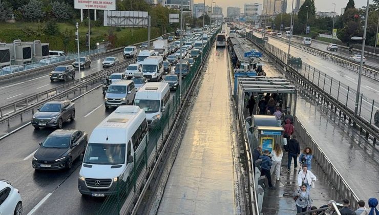 İstanbul'da trafik yoğunluğu: Ana arterlerde araçlar güçlükle ilerliyor