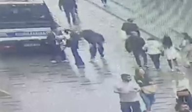 İstiklal'de cep telefonu çalan şüpheli suçüstü yakalandı: Kapkaç anları kamerada