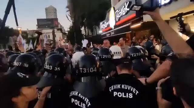 İzmir'de Cemil Tugay protestosu: Polis müdahale etti