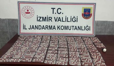 Jandarmanın İzmir'de durdurduğu araçta 1456 sentetik hap ele geçirildi