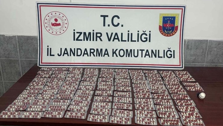 Jandarmanın İzmir'de durdurduğu araçta 1456 sentetik hap ele geçirildi