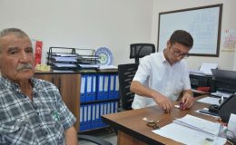 Kıbrıs gazisi bulduğu poşeti sahibine teslim etti