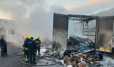 Kişisel bakım ürünleri yüklü TIR alev alev yandı