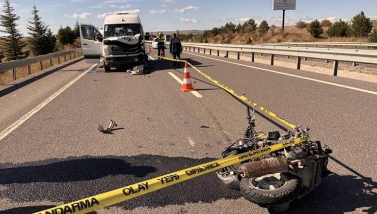 Kütahya’da minibüsle çarpışan motosiklet sürücüsü öldü