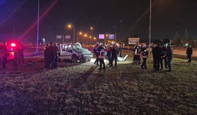Otobüs ile hafif ticari araç çarpıştı: Ölü ve yaralılar var