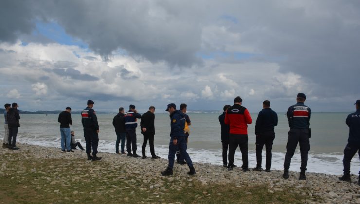 Sinop'ta denize açılan polislerin teknesi alabora oldu: Biri yaşamını yitirdi, diğeri her yerde aranıyor!