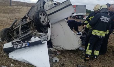 Tarlaya devrilen araç bu hale geldi: 1 ölü, 3 yaralı