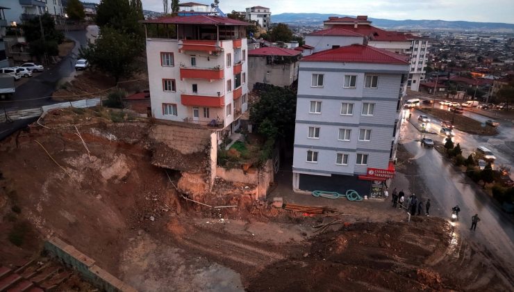 Temel kazısı sırasında toprak kaydı, binalar boşaltıldı