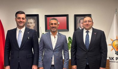 Üsküdar’da bir CHP’li meclis üyesi daha AKP’ye geçti